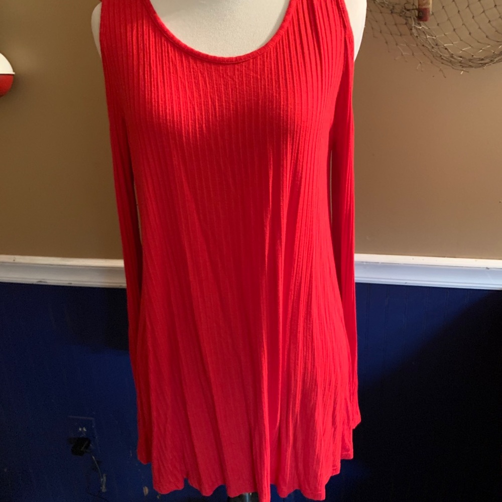 Large red tunic, cold shoulder, ribbed fit